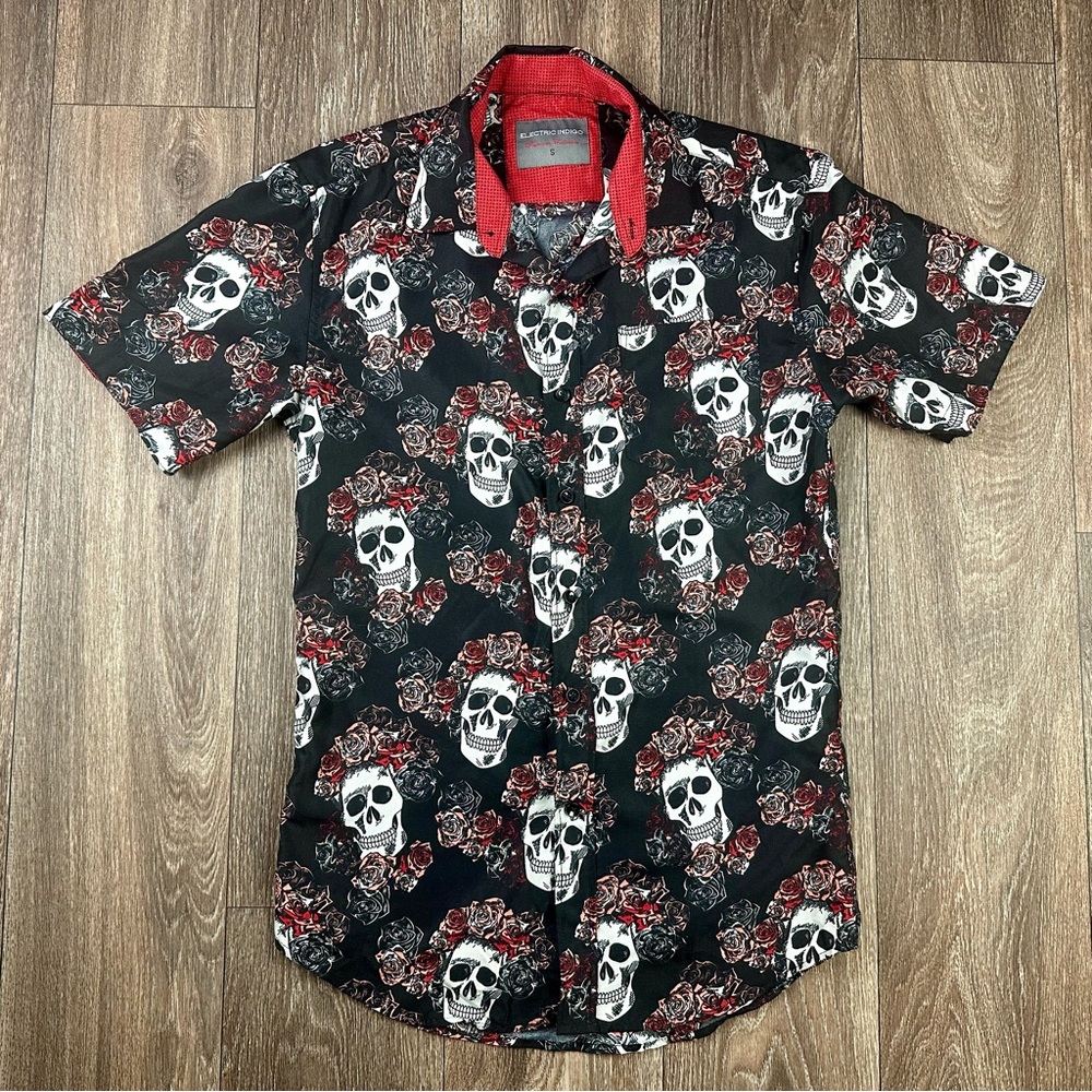 Electric Indigo Men's Size Small Red Black Skull Collared Button Up Shirt